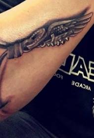 3D-vleugels tattoo mannelijke arm op 3D-vleugels tattoo foto