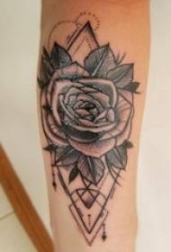 Europos ir Amerikos rožių tatuiruotės merginos rankos ant juodų gėlių tatuiruotės paveikslo