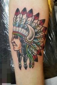 Dziewczyna namalowana na ramieniu Indianina jak obraz tatuażu
