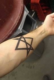 Geometrische tattoo mannelijke student arm op zwarte geometrische tattoo foto