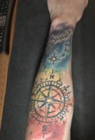 Матэрыял татуіроўкі для рук, мужчынская рука, каляровы малюнак татуіроўкі компаса