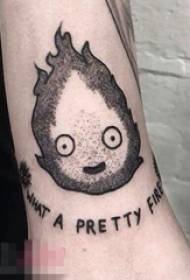 Braccio della ragazza sul modello nero del tatuaggio di anime del fumetto creativo di tecnica di puntura di schizzo