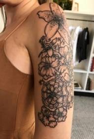 Braccio da scolaretta sulla spina nera immagine semplice tatuaggio creativo mezza manica fiore pianta