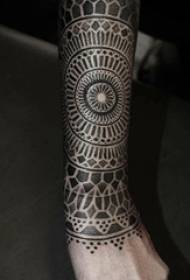 Zwarte lijn schets creatieve literaire esthetiek van Gogh bloemenpatroon bloem arm tattoo patroon op verschillende armen