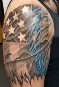 Braccio maschio del tatuaggio dell'insegna sull'immagine nera del tatuaggio della bandiera di gray