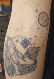 Braccio del ragazzo su nero grigio schizzo punto spina immagine creativa tatuaggio universo letterario