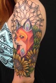 Braço de colegial pintado em gradiente geométrica linha simples planta girassol e imagem de tatuagem de raposa