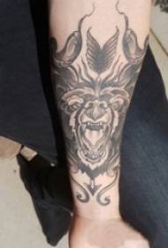 Zēna roka uz melni pelēkas skices punkta ērkšķu iemaņas, dominējot smalkā tetovējuma attēlā