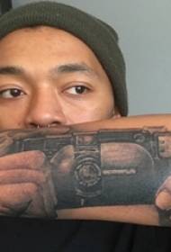 Braccia dei ragazzi sull'immagine creativa nera del tatuaggio della macchina fotografica di Grey Sketch Sting Tips