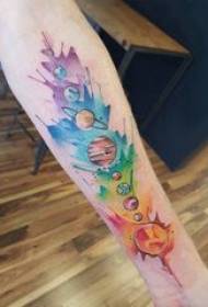 Ruka djevojčice malene tetovaže na obojenoj slici planeta za tetovažu