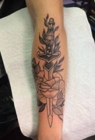 Ang mga batang lalaki sa Europa at Amerikano na may dagger na tattoo ay nakikipag-bisig sa mga bulaklak at mga larawang tattoo ng dagger