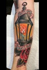 Seuns arm geverf waterverf skets kreatiewe literêre kers tattoo foto