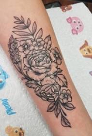 سیاہ اسٹنگ سادہ لائن پلانٹ پر خوبصورت پھول ٹیٹو تصویر پر لڑکی کا بازو