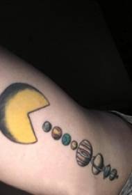 Tatuaje besaulki mutilen besoa koloretako planetaren tatuaje irudian