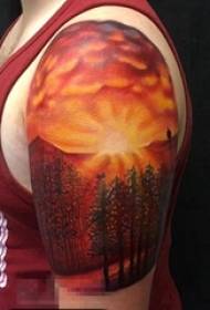 Školák s malovanými abstraktní linie strom a západ slunce krajina tetování obrázek