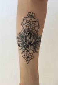 Tatouage de chrysanthème gris noir étudiant bras bras sur l'image de tatouage de chrysanthème gris noir