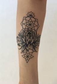 Schwaarzgrau Chrysanthemum Tattoo männlech Studentearm op schwaarz groer Chrysanthemum Tattoo Bild