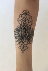 Lámha mac léinn dubh liath chrysanthemum tattoo ar phictiúr dubh de chrysanthemum liath