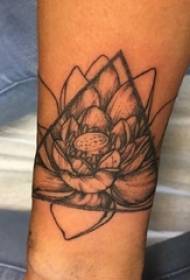 Braç de noia de tatuatge de lotus adormit a la imatge de tatuatge de triangle negre i lotus