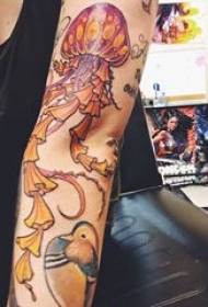 Patrón de tatuaje de medusa brazo de niña en patrón de tatuaje de medusa