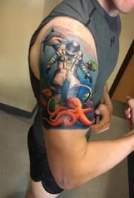Ragazzino braccio dipinto ad acquerello schizzo creativo letterario misterioso astronauta tatuaggio immagine