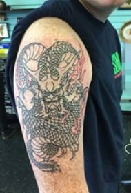 Arm tattoo swart en witgrys styl geometriese element tatoeëring eenvoudige persoonlikheidslyn tatoeëring draak dierentatoeage foto