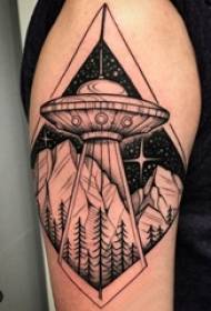 검은 점선 기하학적 라인 산과 UFO 문신 그림에 남학생 팔