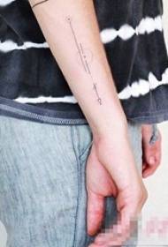 Školák paže na černé čáře geometrický prvek šipka literární tetování obrázek