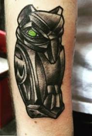 Jungen-Arme auf schwarzer Gray Sketch Sting Tips Domineering Owl Tattoo Picture
