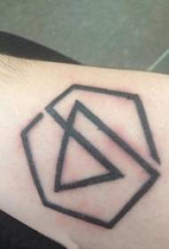 Braccio da scolaro su linea nera delicata immagine geometrica del tatuaggio