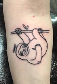 სკოლის მოსწავლე მკლავზე შავი პატარა ცხოველის აბსტრაქტული ხაზით sloth tattoo სურათი