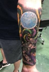 Le armi dei ragazzi hanno dipinto le immagini cosmiche dominanti creative del tatuaggio di schizzo dell'acquerello