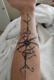 Mergaitės rankos ant juodos linijos eskizo kūrybinio kompaso tatuiruotės paveikslėlis