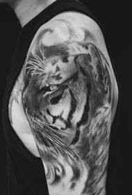 Ruka realističan uzorak tetovaže glave od tigra