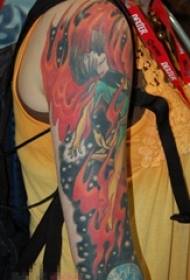 Tjejflicka på armen målad akvarell kreativ personlighet tjej i havet av \\ u200b \\ u200bfire tatueringsbilder