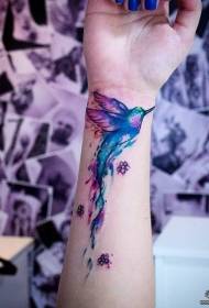 Patrón de tatuaje de colibrí salpicaduras de color de brazo