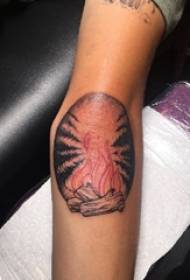 Flame tattookuva pojan käsivarsi värillisellä liekkitatuoinnilla