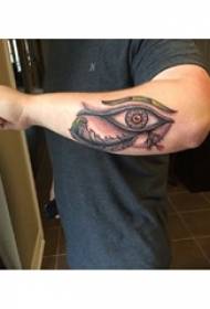 Boy's arm op swartgrys skets punt doringtegniek literêre mooi oog tatoeëer prentjie