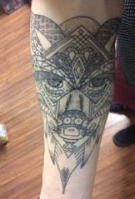 Braccio dello scolaro sull'immagine creativa del tatuaggio del totem dell'elemento geometrico di schizzo grigio nero