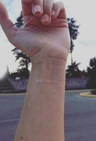 Jauns balts vienkāršas personības līnijas rokas neredzams tetovējuma modelis