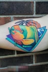 Djemtë kanë pikturuar elemente gjeometrike pemë dhe figura të tatuazheve të peshkut të vegjël
