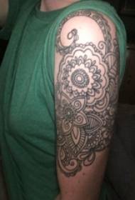 Tatuaggio braccio ragazza nera su foto tatuaggio fiore nero