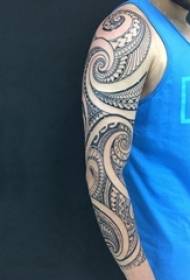 Мужская рука на черной линии геометрический элемент креативная властная татуировка