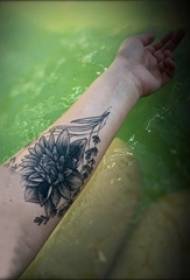 검은 회색 문신 연꽃 그림에 로터스 문신 여자의 팔