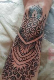 Brazo de niña en imagen de tatuaje de patrón de línea geométrica gris oscuro