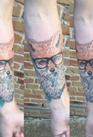 Baile zvířecí tetování mužské paže studenta na barevném obrázku lišky tetování