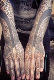 Una variedad de adictivo patrón creativo de tinta negra patrón dominante tatuaje del brazo