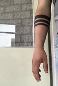 Мачка рака со тетоважа со змеј, врз слика на тетоважи со црна стрела