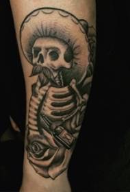 Immagini creative del tatuaggio del cranio rappresentate da ragazzi sul braccio