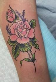 Ръката на момичето, рисувана на градиент проста линия малка свежа растителна литературна татуировка на цветя